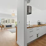 Fairstay - With Sea View 아파트
